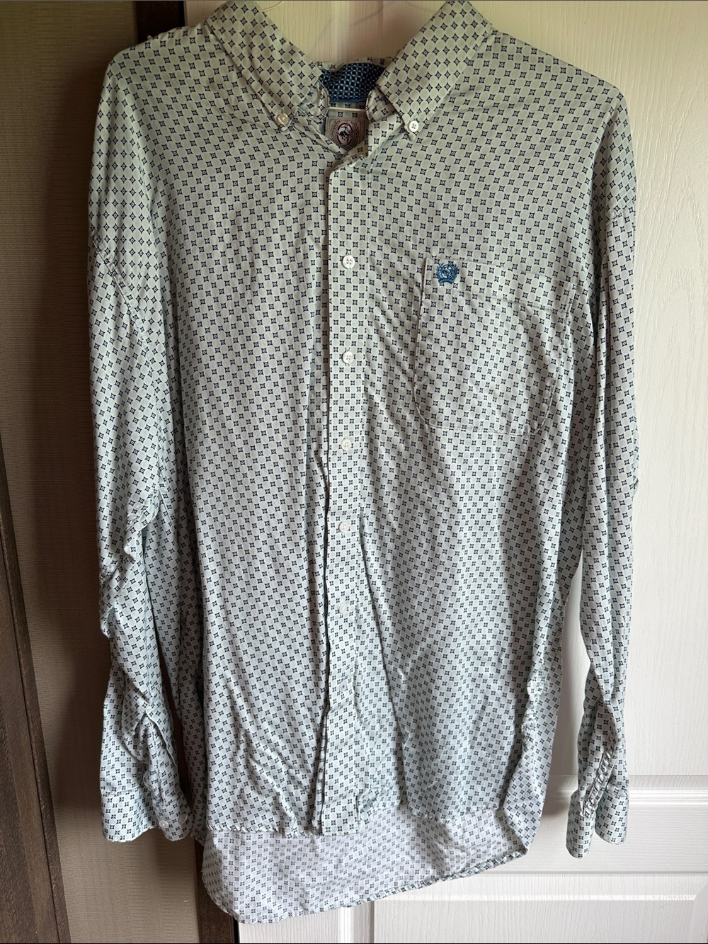 XL Cinch Button-Down Long Sleeve Shirt in Light Blue Geometric Print